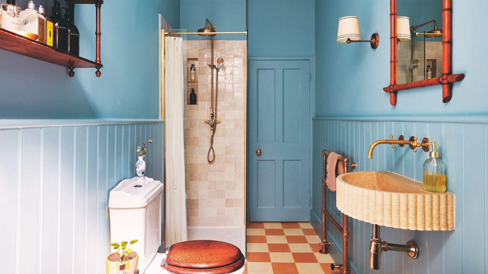 Small bathroom with ceiling painted the same color as the walls